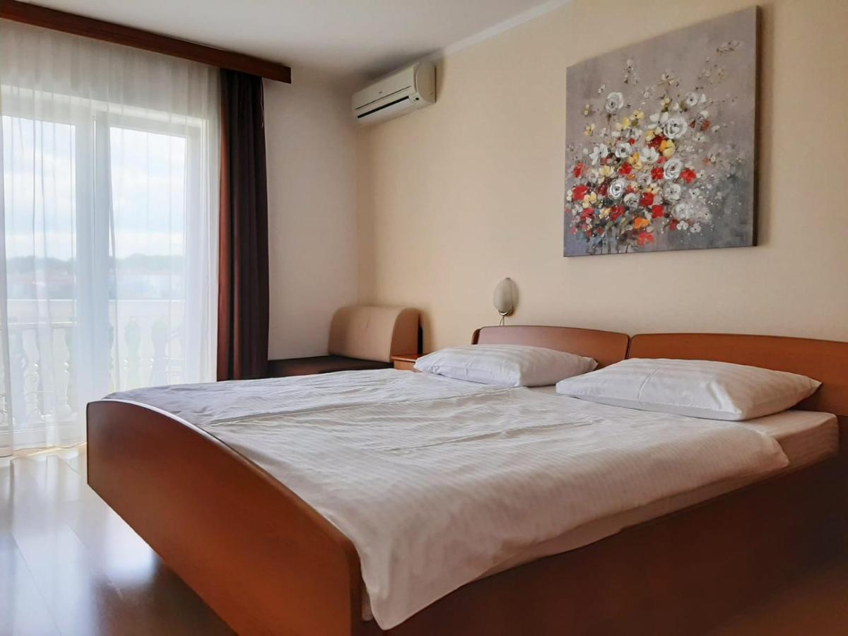 Pansion Katarina Bed and Breakfast Malinska Esterno foto