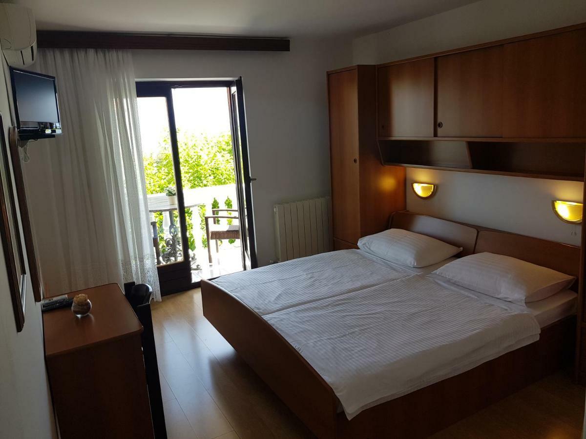 Pansion Katarina Bed and Breakfast Malinska Esterno foto
